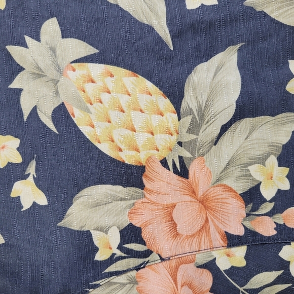 Tommy Bahama Silk Shirt Men Size M Pineapples Flowers Short Sleeve Button Front - Picture 4 of 12